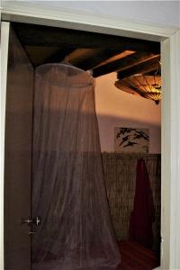ポルタレグレにあるCasa Da Andorinhaの部屋のカーテン付きドア