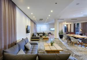 uma sala de estar com um sofá e uma mesa em Vasia Royal Hotel em Gouves