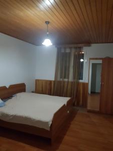 Rúm í herbergi á Seaside House Kobuleti