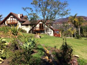 une maison sur une colline avec une cour verdoyante dans l'établissement Fish Eagle Lodge, à Knysna