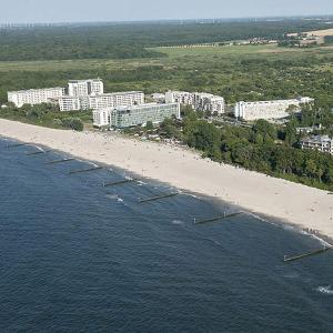 an aerial view of a beach and buildings at Apartament Kolonialny Olympic Park in Kołobrzeg
