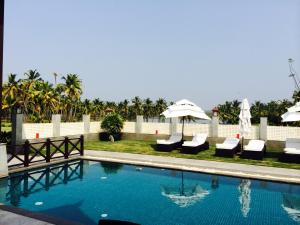 Bazén v ubytování The Lalit Resort & Spa Bekal nebo v jeho okolí