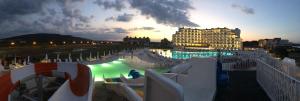 בריכת השחייה שנמצאת ב-Sunrise Blue Magic Resort - All Inclusive או באזור