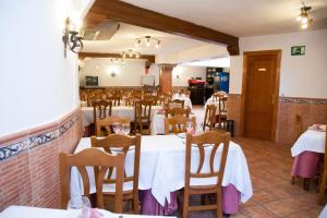 Reštaurácia alebo iné gastronomické zariadenie v ubytovaní Hostal El Rincón
