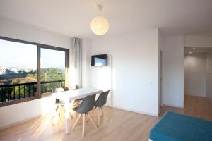 Televízia a/alebo spoločenská miestnosť v ubytovaní BJ Playamar Hotel & Apartamentos