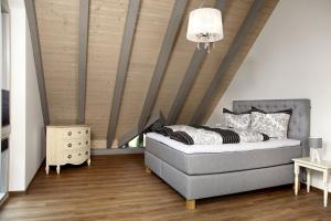 1 dormitorio con cama y techo de madera en Kuckucks Hideaway en Ibach