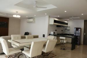 a dining room and kitchen with a white table and chairs at Luxe Loft in Sangolda