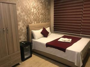 a small bedroom with a bed and a window at Altınboynuz Family Hotel in Istanbul