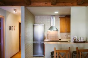 eine Küche mit einem Kühlschrank aus Edelstahl in der Unterkunft Apartamento Garona in Les