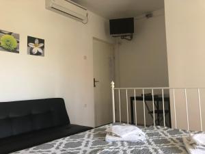 um quarto com uma cama e uma televisão na parede em Apartment Vlado em Sukošan
