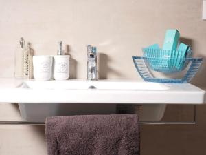 un lavandino in bagno con due articoli da toeletta di Turati 3 a Milano