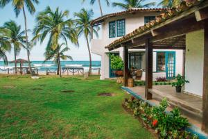 uma casa com vista para o oceano em Pousada Maraú em Marau