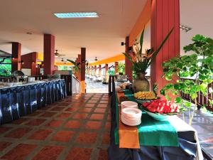 En restaurang eller annat matställe på Koh Ngai Cliff Beach Resort