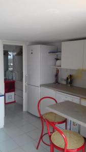 A kitchen or kitchenette at Marina Capo Pino