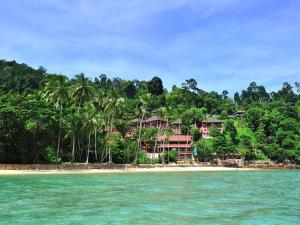 ein Resort am Ufer eines tropischen Strandes in der Unterkunft Koh Ngai Cliff Beach Resort in Ko Ngai