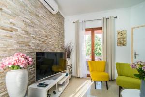 TV a/nebo společenská místnost v ubytování Charming house on the beach and Deluxe Apartment