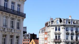 un groupe de bâtiments l'un à côté de l'autre dans l'établissement Little Suite - Prisca, à Lille
