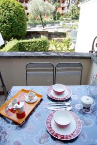 une table bleue et blanche avec des assiettes et des tasses dessus dans l'établissement La Pineta, à Stresa