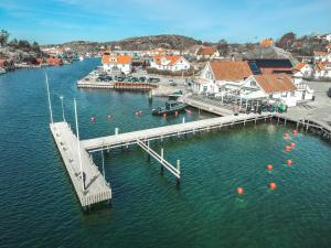 uma vista aérea de uma doca numa massa de água em Harbour House em Hamburgsund