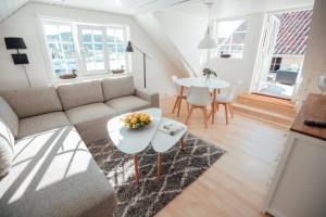 uma sala de estar com um sofá e uma mesa em Harbour House em Hamburgsund