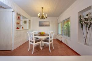 a dining room with a table and chairs at Verde e Mare Villa & Apartment in Tsilivi