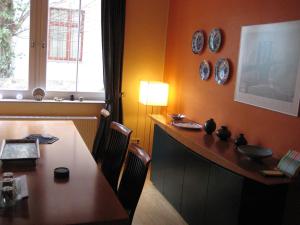 een eetkamer met een tafel en een tafel en een raam bij Leibniz6 Stilvolles Privatzimmer in Leipzig