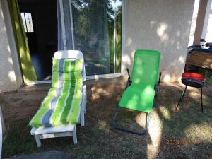 Linguizzettaにあるcorse locationの家の外に座る緑白の椅子2脚