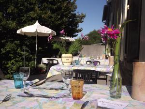 Nápoje v ubytování Logis Hôtels - Hostellerie des Lauriers - Hôtel et Restaurant
