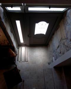 La salle de bains est pourvue de deux lucarnes et de carrelage. dans l'établissement Petra Guest House, à Áyiai Paraskiaí