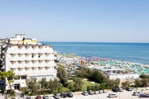 vista su una spiaggia con un hotel e sull'oceano di Hotel City a Milano Marittima