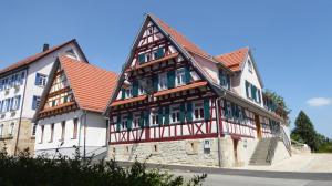 een groep gebouwen met rode daken bij Gasthaus Schwanen in Nehren