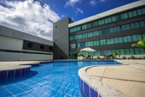 Piscina de la sau aproape de Cambuci Hotel