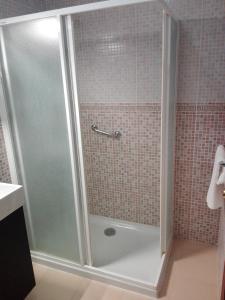 サンルーカル・デ・バラメダにあるApartamento ateneoのバスルーム(ガラスドア付きのシャワー付)