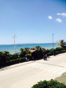 una strada vuota con l'oceano sullo sfondo di Toscana, appartamento con vista sul mare a Follonica