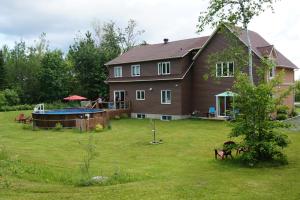 Cette grande maison dispose d'une cour avec un bain à remous. dans l'établissement Gite L'Antre d'Eux, à Sherbrooke