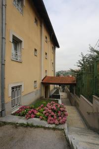 un edificio con un ramo de flores delante de él en Apartments Villa Irma en Sarajevo