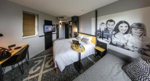 TV a/nebo společenská místnost v ubytování Ibis Styles Clermont-Ferrand République