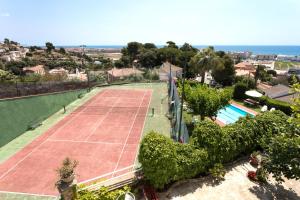 Tenis alebo squash v ubytovaní Costa Maresme Apartment alebo jeho okolí