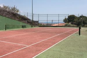 Tenis alebo squash v ubytovaní Costa Maresme Apartment alebo jeho okolí