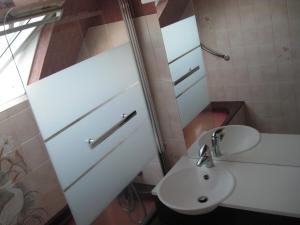um banheiro com vaso sanitário e pia em MEN GUEN - Maison à Gâvres, Vue mer - GA5001 em Gâvres mais 10 fotografias
