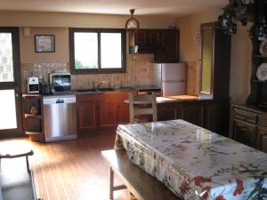 uma cozinha com uma mesa e uma bancada em MEN GUEN - Maison à Gâvres, Vue mer - GA5001 em Gâvres