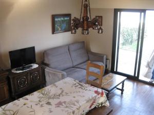 uma sala de estar com um sofá e uma TV em MEN GUEN - Maison à Gâvres, Vue mer - GA5001 em Gâvres