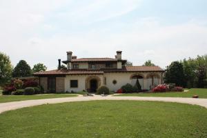 a large house with a pathway in front of it at Elis' Rooms in Sernaglia della Battaglia