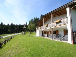 dom z zielonym trawnikiem przed nim w obiekcie Chalet in Kufstein near Ski School w mieście Niederndorferberg
