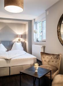una camera con letto, tavolo e sedia di Landcafe mit Mini Hotel a Burgdorf