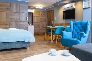 a hotel room with a bed and a table and chairs at BALTIC PLAŻA przy plaży in Krynica Morska