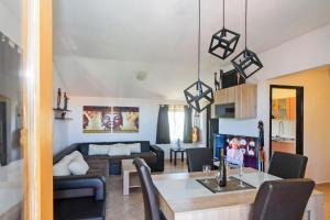una sala de estar con una mesa y un sofá en Apartments Kostijal, en Zadar
