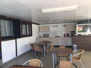 a kitchen and dining room with tables and chairs at Vila Ana Trident Costinesti in Costinesti