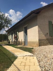 uma casa com um passadiço de pedra em frente em La Maison des Artistes em Auxerre