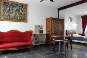 een slaapkamer met een bank, een tafel en een bed bij Etap-apparts de Pézenas in Pézenas
